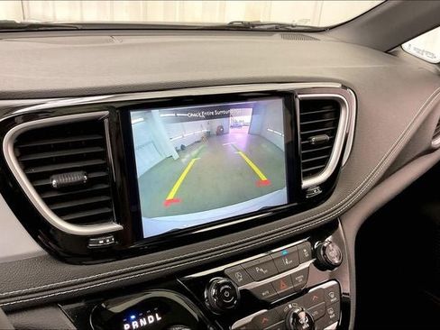 Used 2025 Chrysler Pacifica Limited FWD image 28