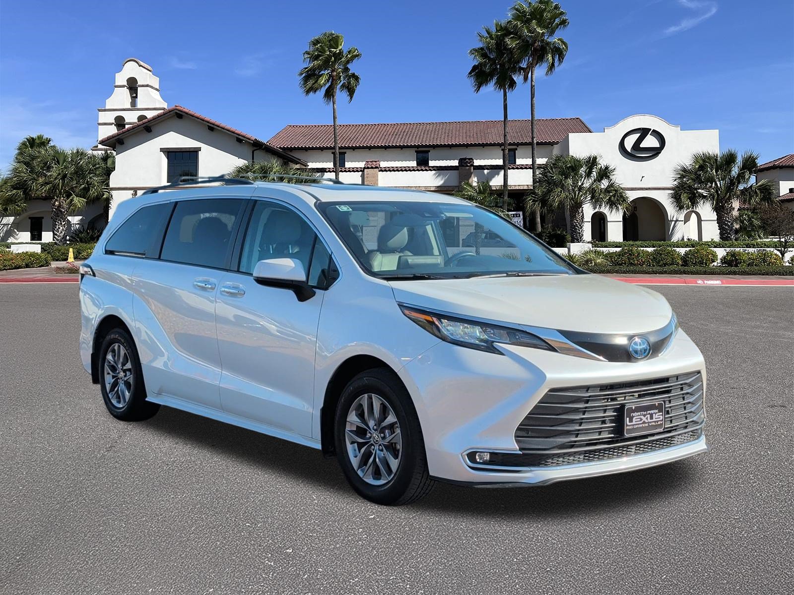 Used 2023 Toyota Sienna XLE FWD image 1