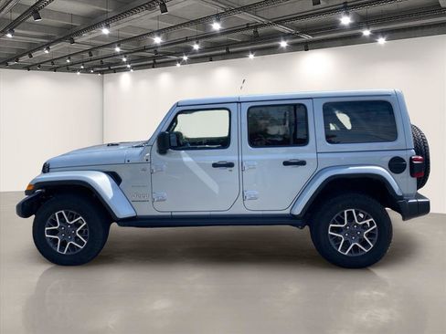 Used 2024 Jeep Wrangler Unlimited Sahara w/ Technology Group AWD/4WD image 4