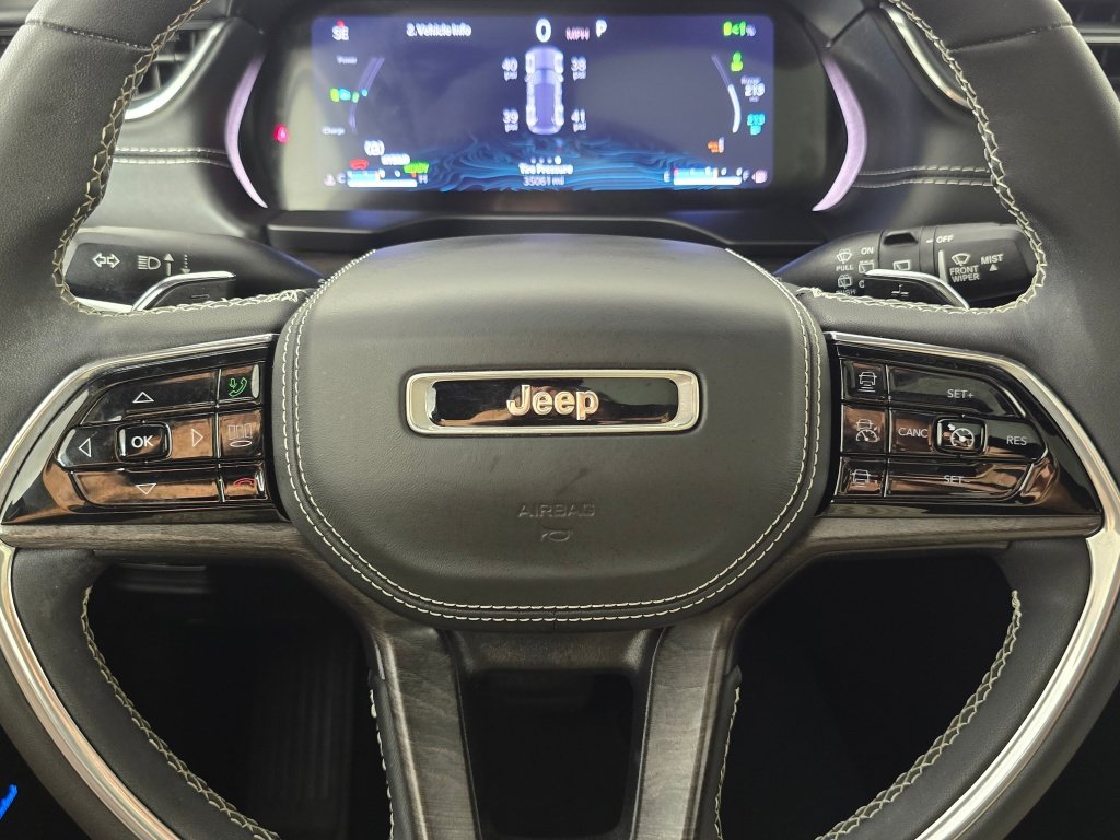 Used 2022 Jeep Grand Cherokee Overland w/ Luxury Tech Group IV AWD/4WD image 15