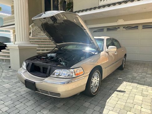 Used 2007 Lincoln Town Car Signature Limited RWD image 49
