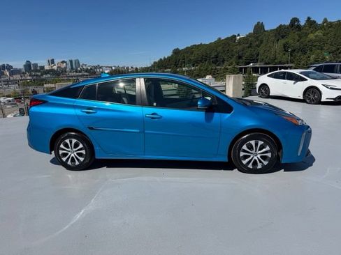 Used 2020 Toyota Prius LE AWD/4WD image 2