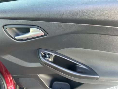 Used 2015 Ford Focus SE w/ Equipment Group 201A FWD image 32