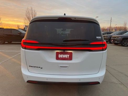 New 2026 Chrysler Pacifica Select FWD image 6