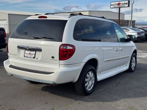 Used 2005 Chrysler Town & Country Touring w/ Leather Interior Group image 10