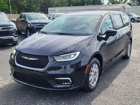 Used 2023 Chrysler Pacifica Touring-L FWD image 7