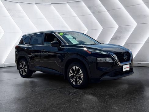 Used 2023 Nissan Rogue SV image 1
