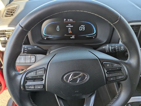 Used 2023 Hyundai Venue Limited FWD image 15