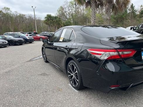 Used 2018 Toyota Camry SE image 3