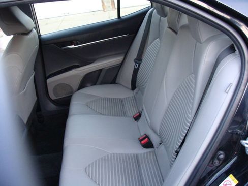 Used 2018 Toyota Camry SE FWD image 14