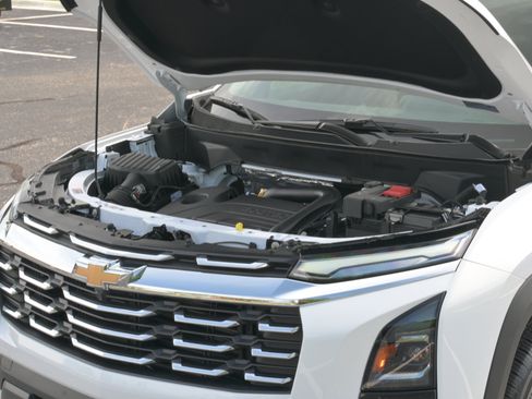 Used 2026 Chevrolet Equinox LT FWD image 8