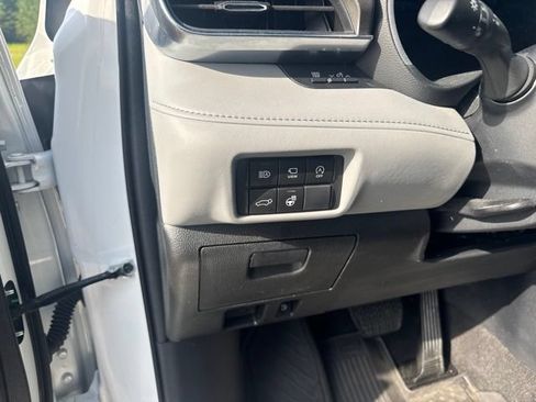 Used 2023 Toyota Highlander Limited FWD image 19
