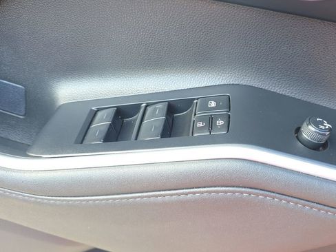 Used 2023 Toyota Highlander XLE FWD image 19