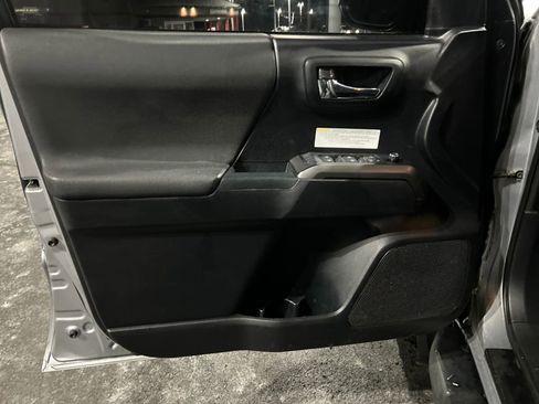 Used 2018 Toyota Tacoma TRD Off-Road image 18