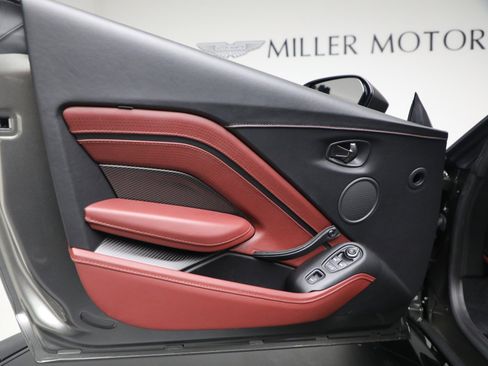 Used 2021 Aston Martin V8 Vantage Roadster image 29