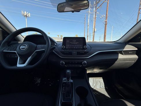 Used 2025 Nissan Altima 2.5 SV FWD image 32
