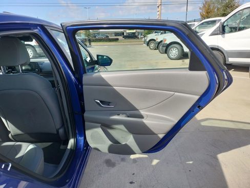 Used 2021 Hyundai Elantra SE image 31