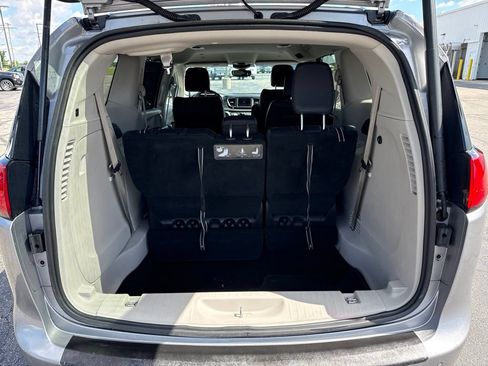 Used 2020 Chrysler Pacifica Touring-L FWD image 9