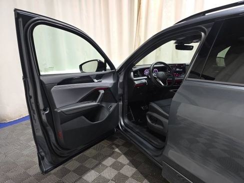 Used 2025 Volkswagen Tiguan SE R-Line AWD/4WD image 11
