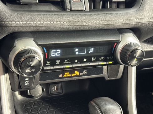 Used 2025 Toyota RAV4 XLE AWD/4WD image 33