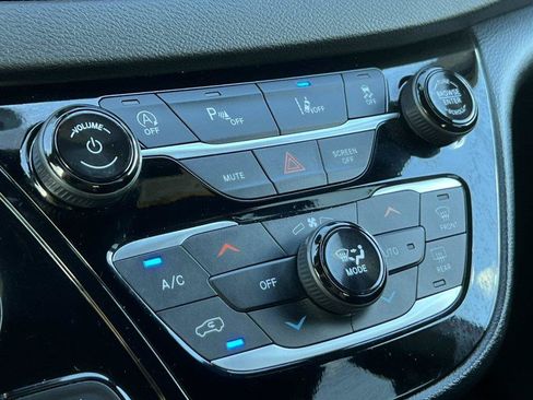 Used 2026 Chrysler Pacifica Select FWD image 26