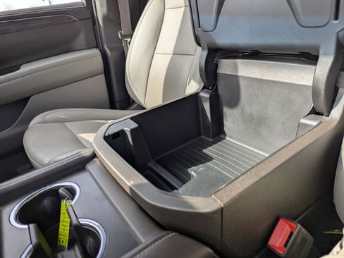 Certified 2023 Chevrolet Suburban LT w/ Luxury Package AWD/4WD image 29