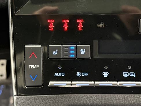 Used 2019 Toyota Avalon Touring image 25