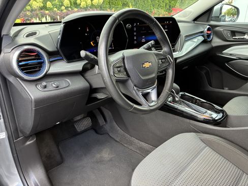 Used 2025 Chevrolet Trax LT w/ Driver Confidence Package FWD image 22