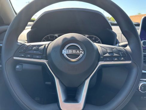 Used 2025 Nissan Altima 2.5 SV FWD image 28