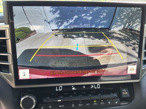 Used 2025 Toyota Tundra Limited AWD/4WD image 25