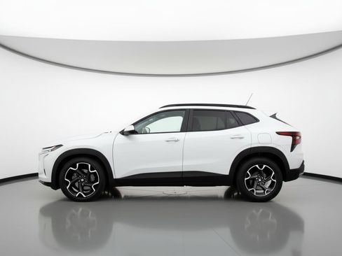 Used 2025 Chevrolet Trax LT FWD image 5