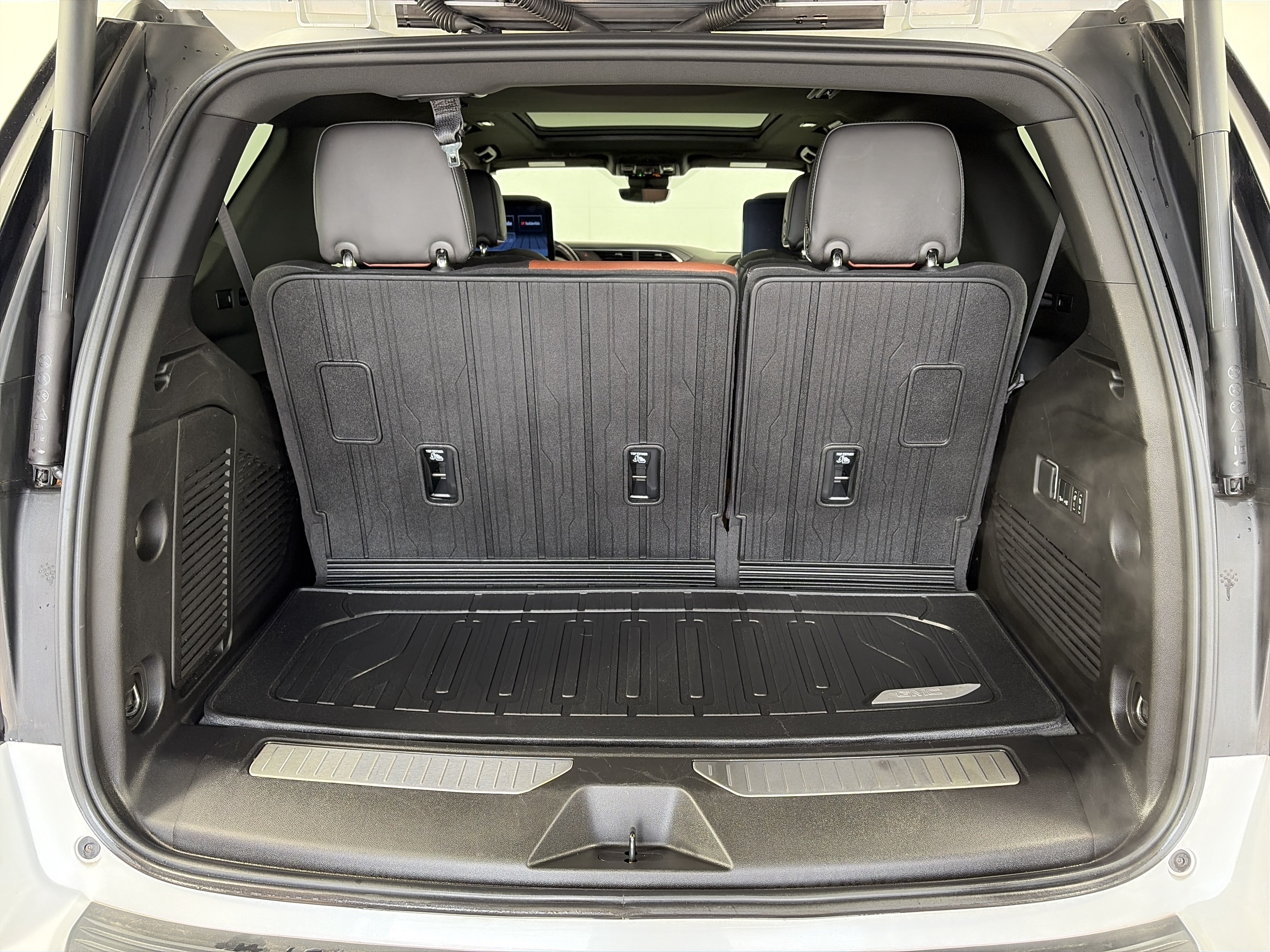 Used 2023 GMC Yukon Denali Ultimate w/ LPO, Floor Liner Package AWD/4WD image 15