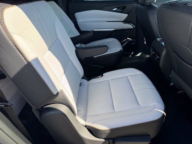 Certified 2026 Chevrolet Traverse High Country FWD image 9