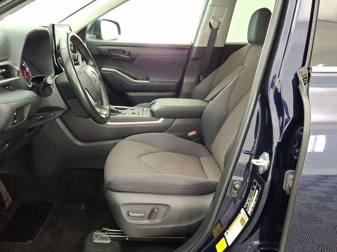 Used 2022 Toyota Highlander LE AWD/4WD image 3