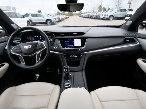 Used 2025 Cadillac XT5 Sportv w/ Technology Package AWD/4WD image 3