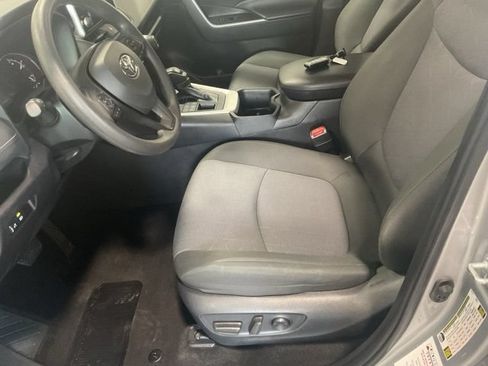 Used 2025 Toyota RAV4 XLE AWD/4WD image 10