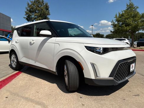 Used 2025 Kia Soul LX w/ LX Technology Package FWD image 4