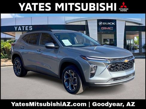 Used 2025 Chevrolet Trax LT w/ Driver Confidence Package image 1