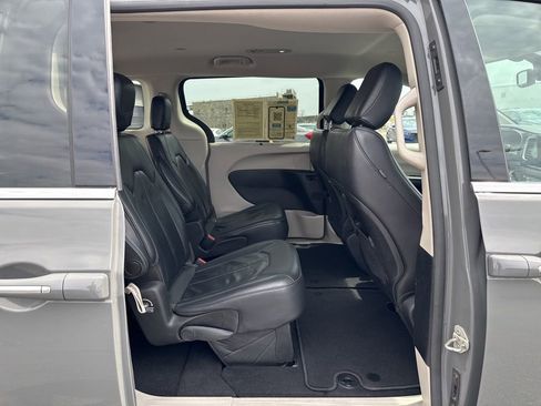 Used 2021 Chrysler Pacifica Touring-L image 37