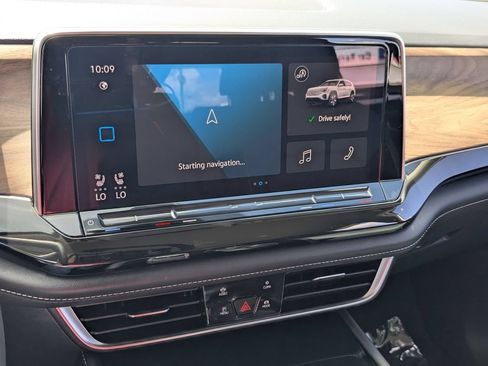 Used 2025 Volkswagen Atlas SE FWD image 17