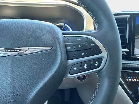 Used 2024 Chrysler Pacifica Limited FWD image 28