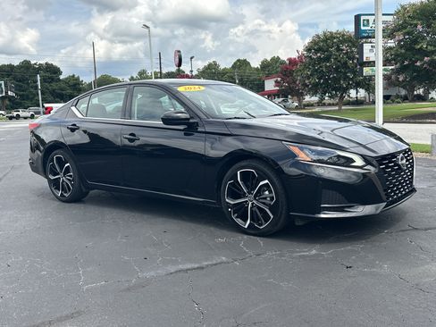Used 2024 Nissan Altima 2.5 SR FWD image 2