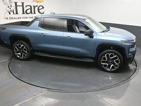 Used 2025 Chevrolet Silverado EV RST AWD/4WD image 32