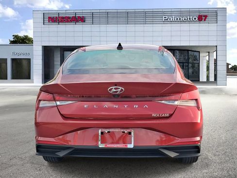 Used 2023 Hyundai Elantra SEL w/ Preferred Accessory Package FWD image 5