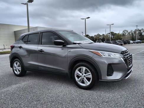 Used 2021 Nissan Kicks S image 3