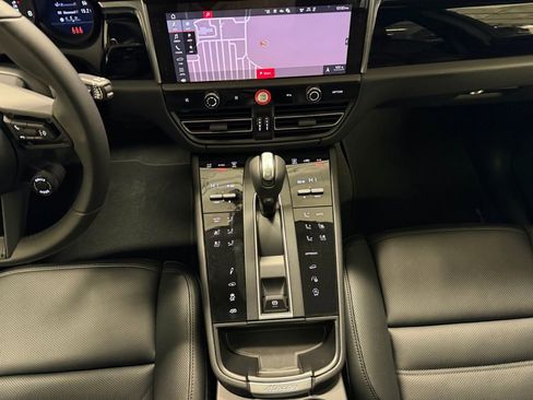 Certified 2026 Porsche Macan Turbo AWD/4WD image 17