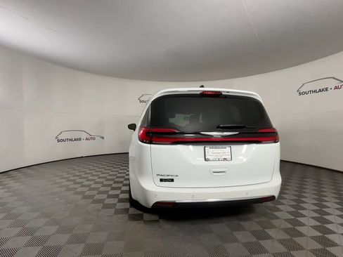 Used 2023 Chrysler Pacifica Touring-L image 7