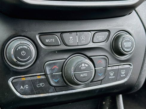 Used 2020 Jeep Cherokee Latitude Plus AWD/4WD image 18