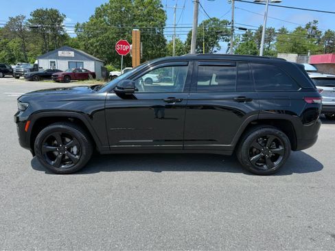 Used 2023 Jeep Grand Cherokee Limited w/ Black Appearance Package AWD/4WD image 4