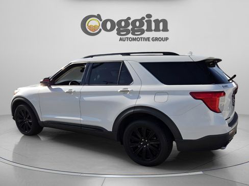 Used 2021 Ford Explorer Limited w/ Hybrid Equipment Group 310A AWD/4WD image 3